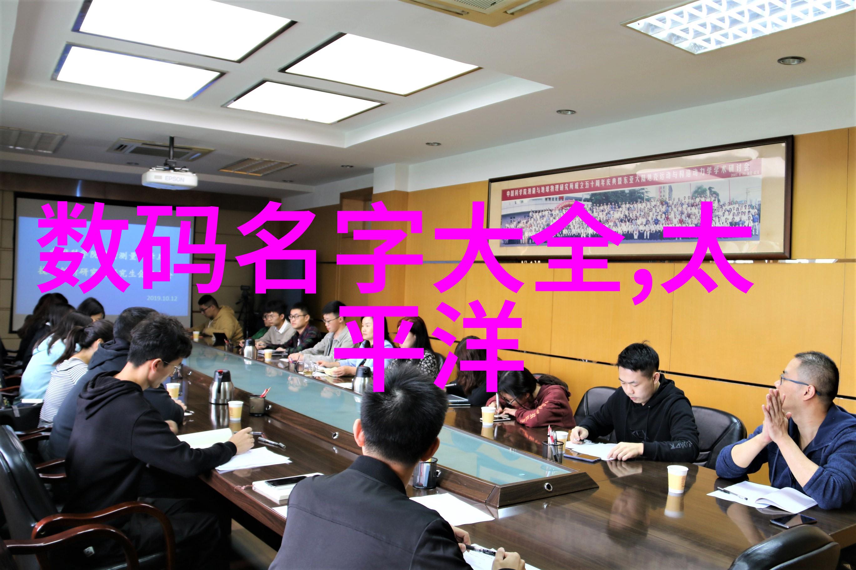 母亲与孩子们聊天温馨家庭时光