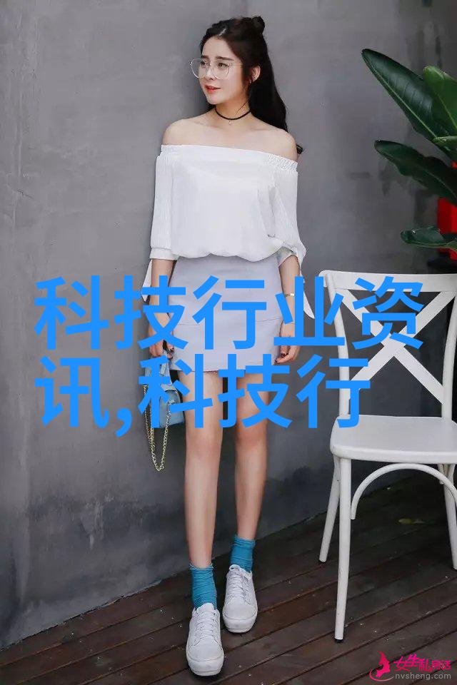 客厅内在美通过灯光营造宁静氛围