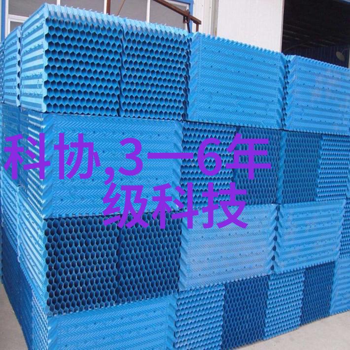 户外活动-防水布亲密的伙伴在雨中冒险
