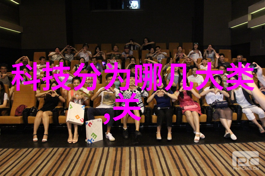 宝贝自主模仿孩子们对着摄像头的自我表演